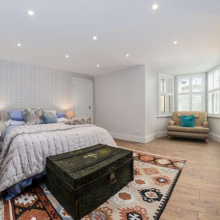 Apartment West With Free Parking Уитби Экстерьер фото