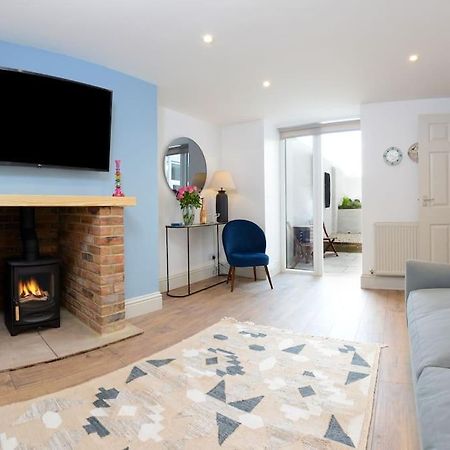 Apartment West With Free Parking Уитби Экстерьер фото