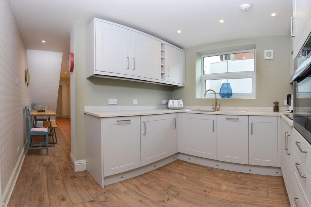 Apartment West With Free Parking Уитби Экстерьер фото