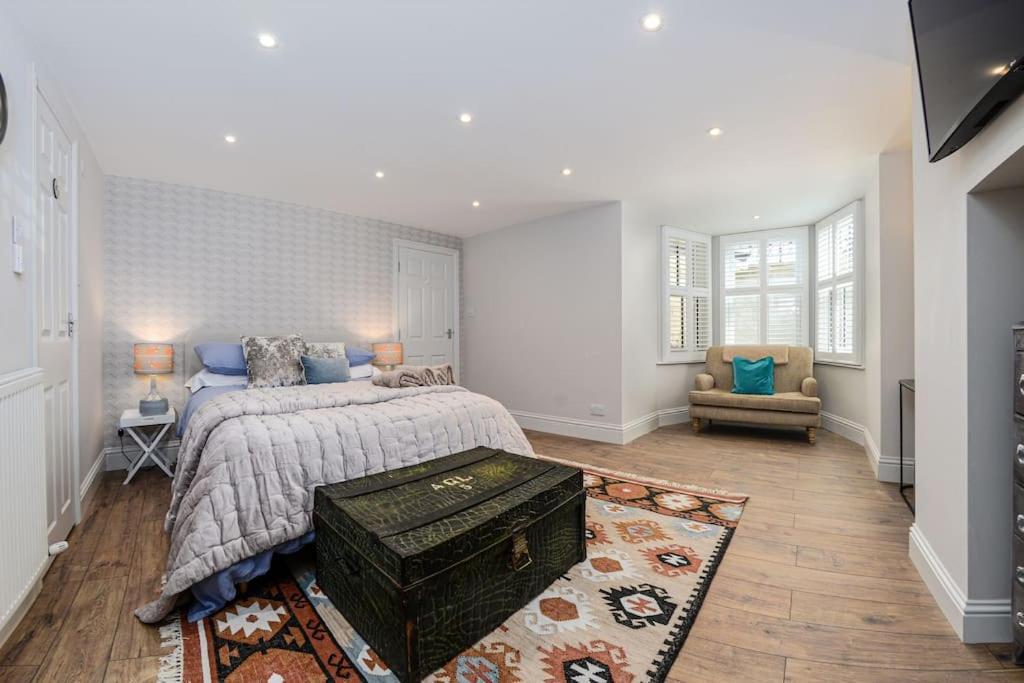 Apartment West With Free Parking Уитби Экстерьер фото