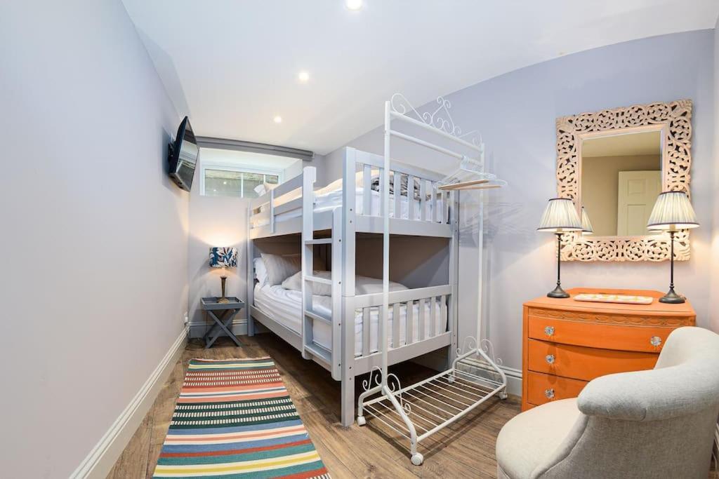 Apartment West With Free Parking Уитби Экстерьер фото