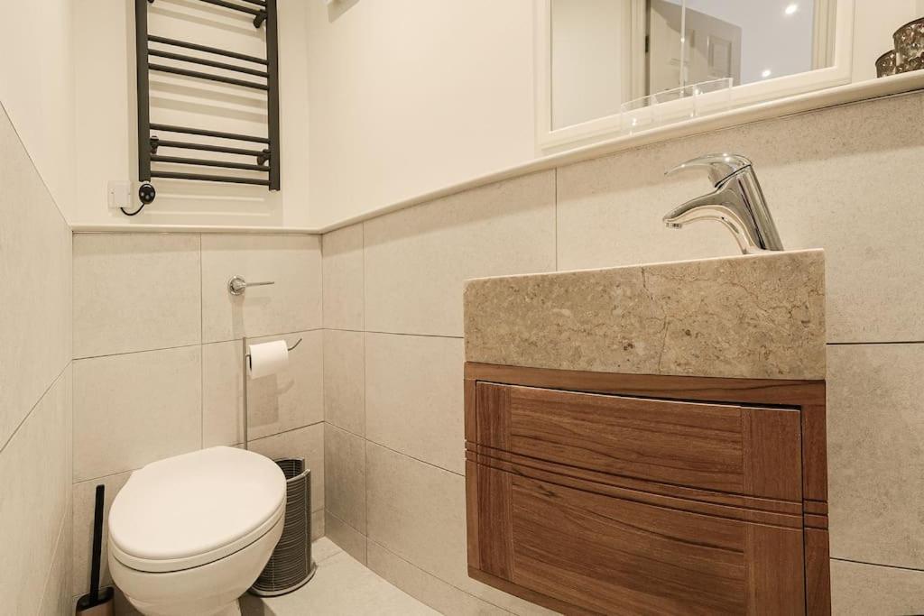 Apartment West With Free Parking Уитби Экстерьер фото