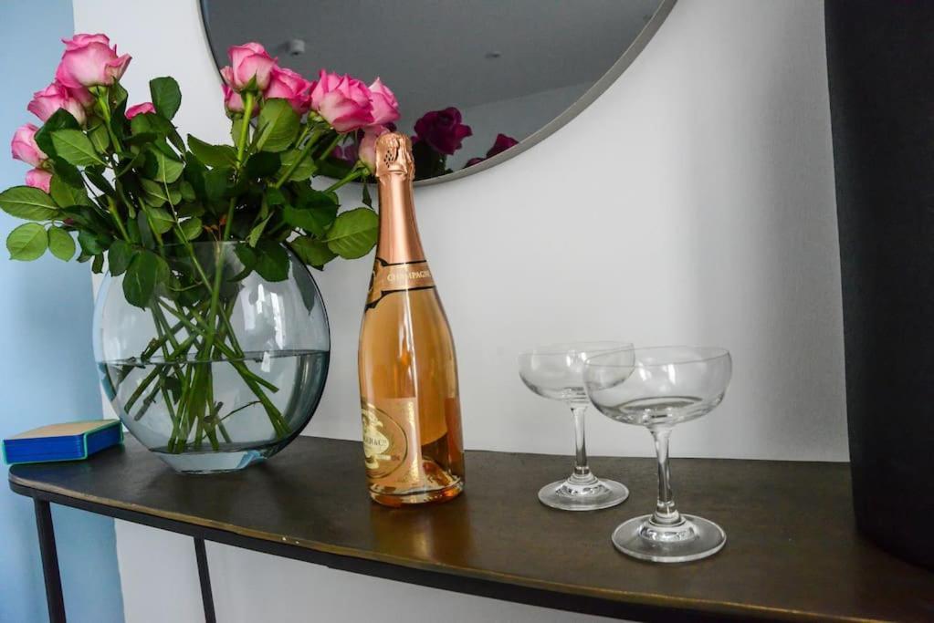 Apartment West With Free Parking Уитби Экстерьер фото