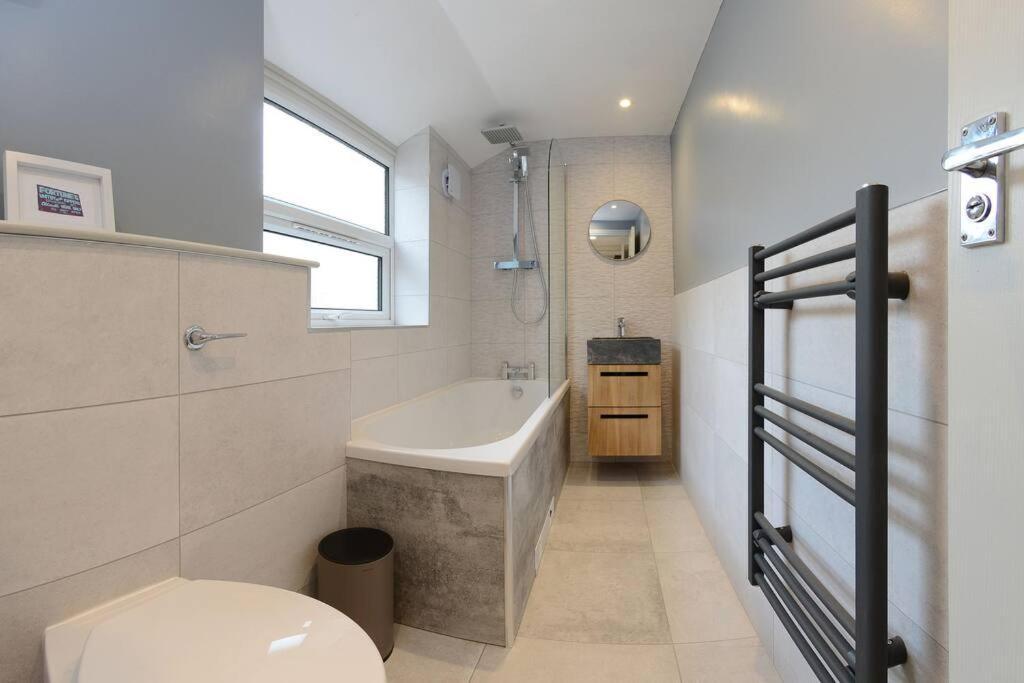 Apartment West With Free Parking Уитби Экстерьер фото