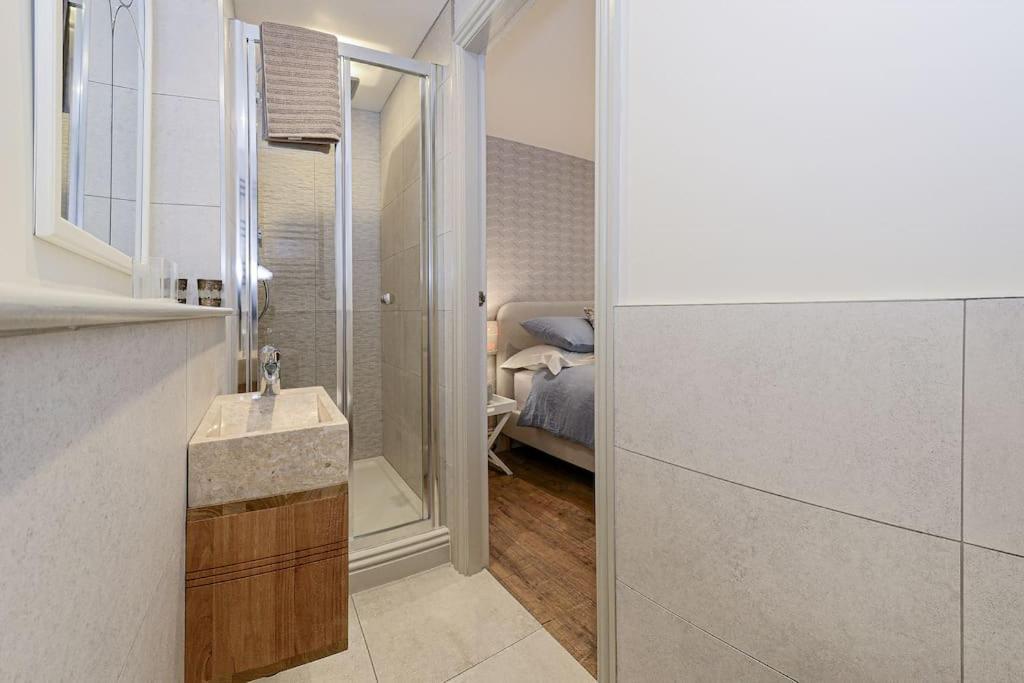 Apartment West With Free Parking Уитби Экстерьер фото