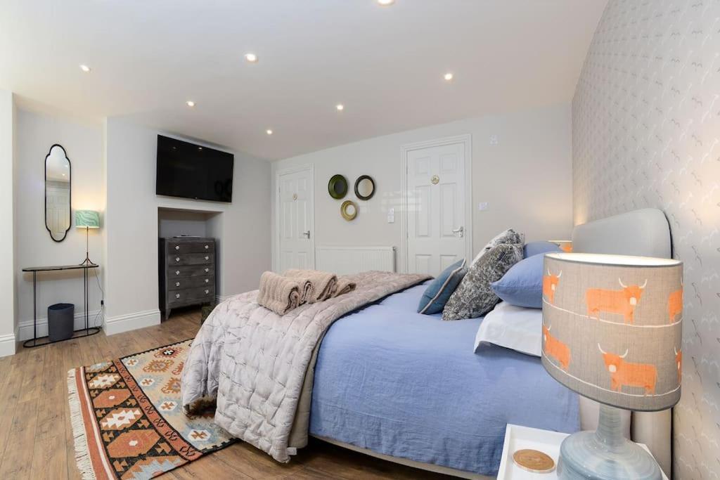 Apartment West With Free Parking Уитби Экстерьер фото